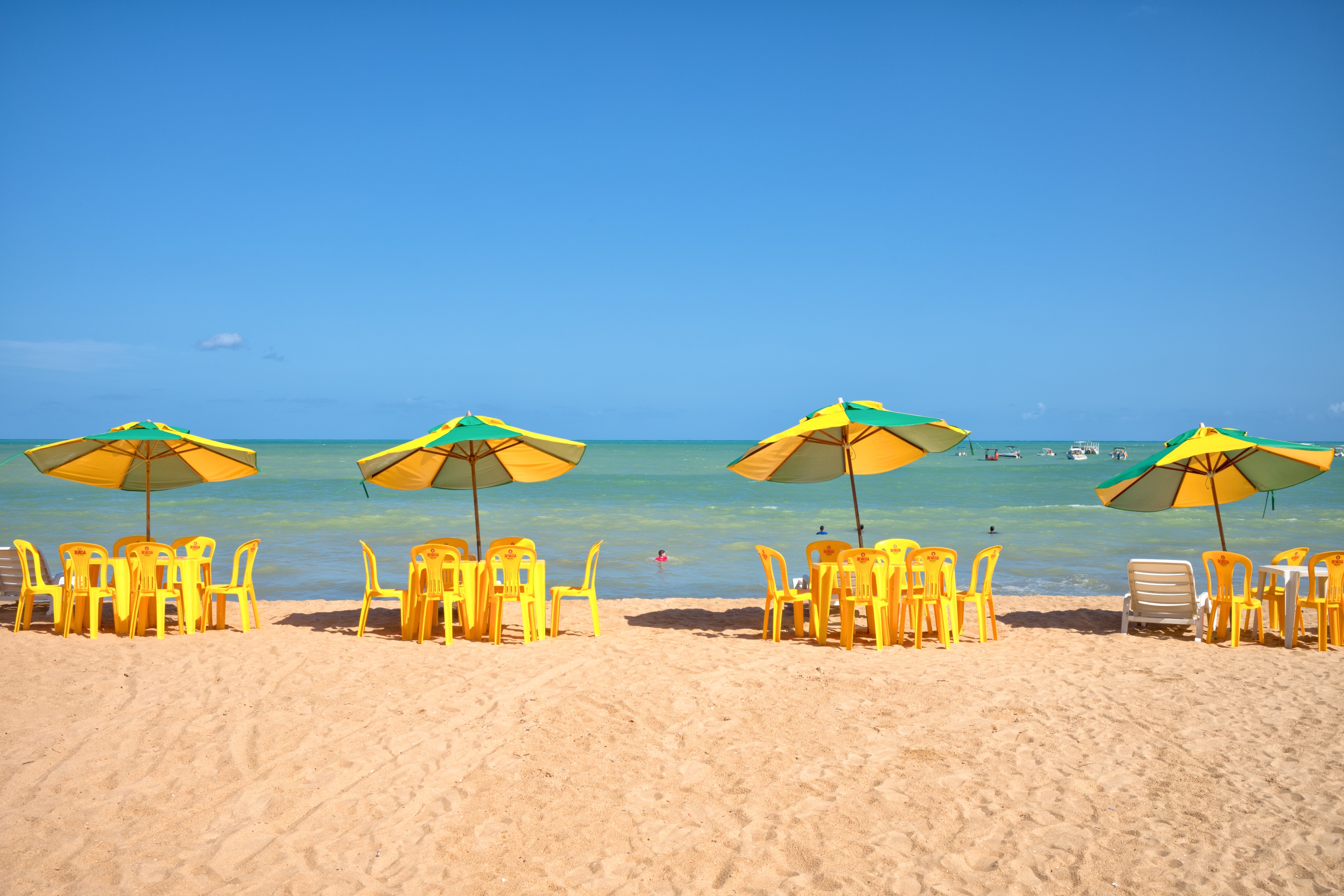 Mar claro e faixa de areia na Praia de Antunes, em Maragogi, Alagoas.