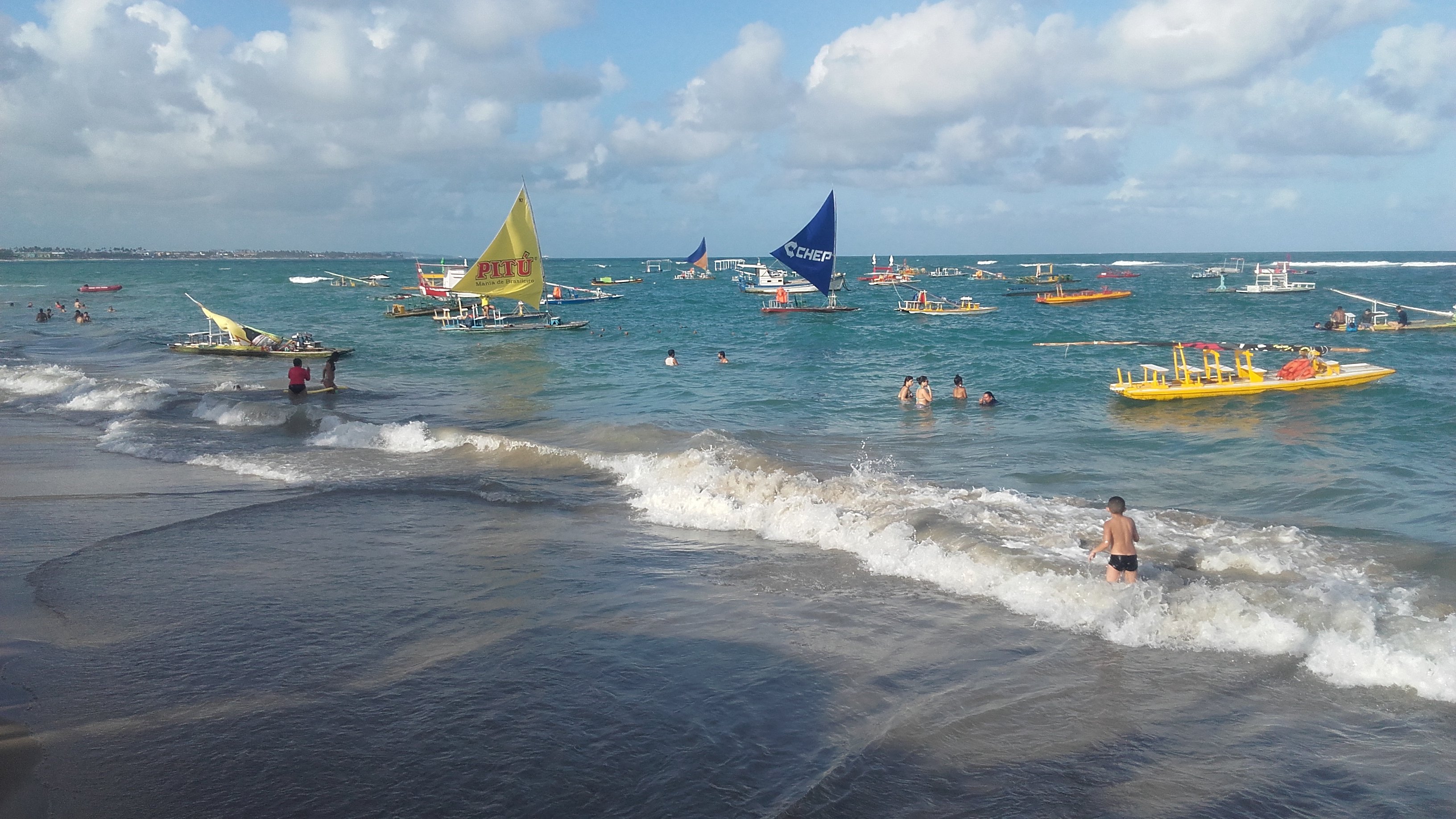 Jangadas coloridas no mar de Porto de Galinhas, em Ipojuca, Pernambuco.